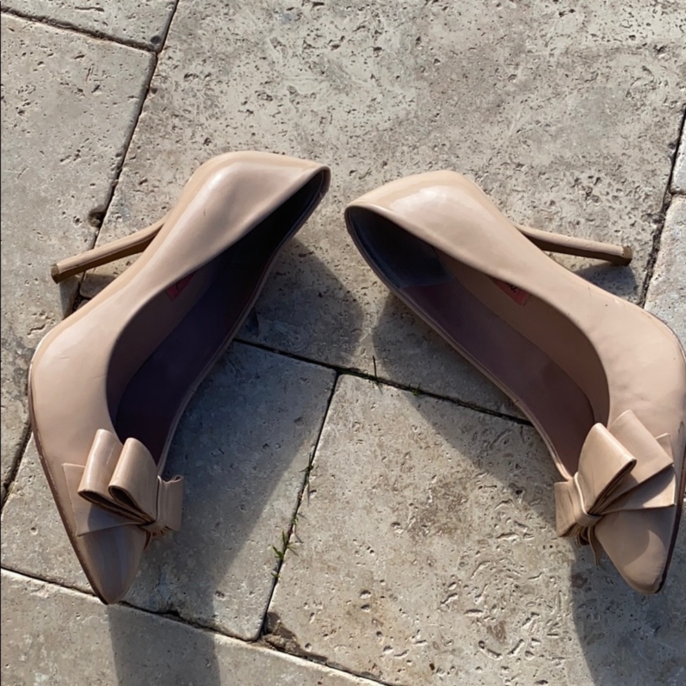 Bettsy Johnson nude heel 7.5